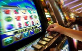 Antarmuka aplikasi mobile grabwin slot menampilkan menu sportsbook, live dealer, dan slot games